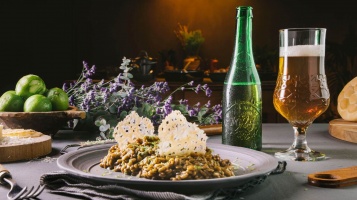 Risotto de ajo negro con crujiente de parmesano: un plato repleto de texturas y matices