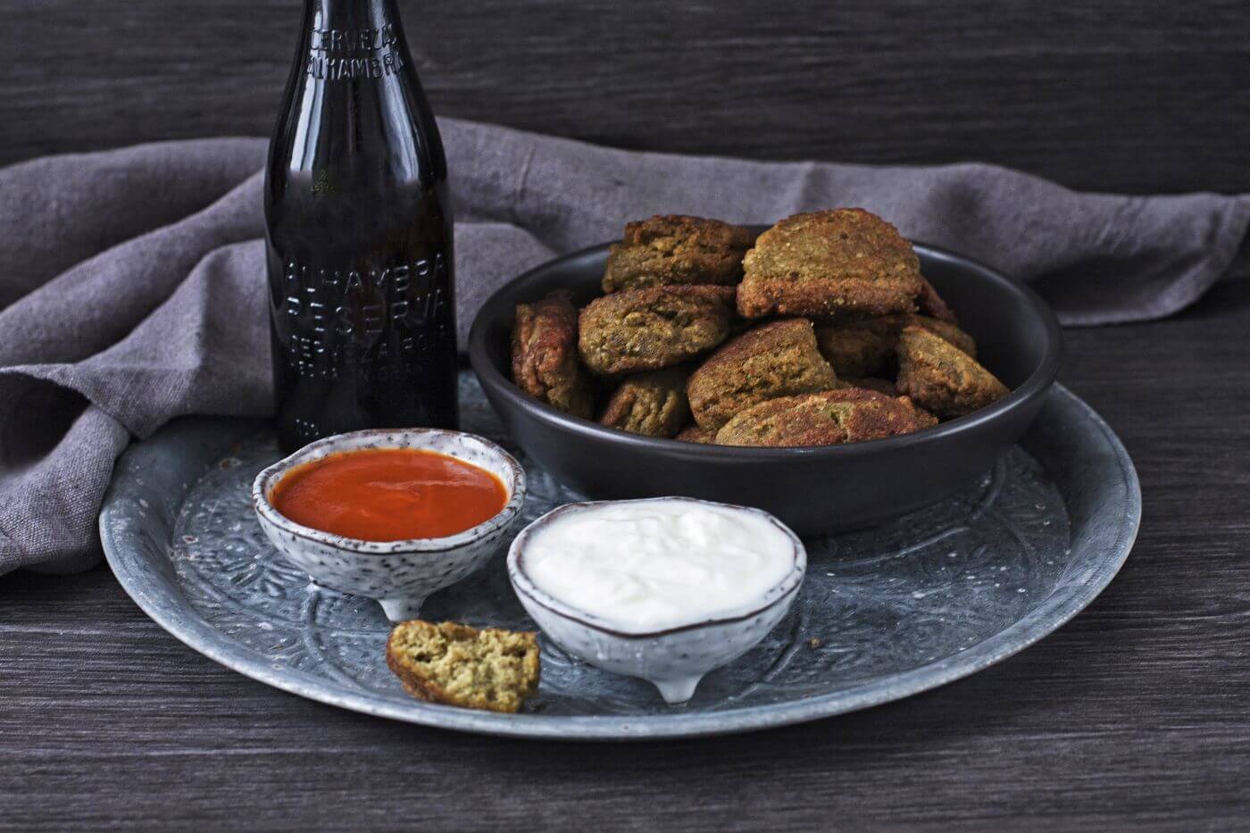 Pakoras indias de verduras y sus salsas dip