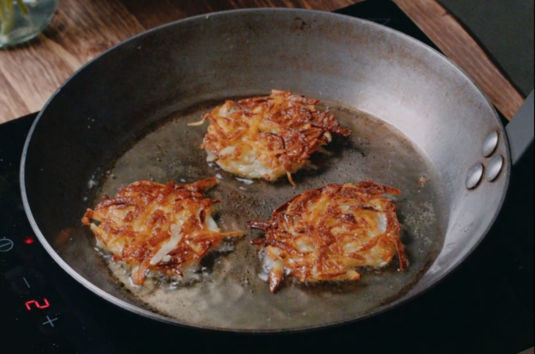 Latkes de patata con salmón marinado y crema agria: la sofisticación de los bocados simples