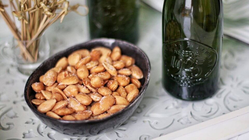 Almendras fritas con sal, el aperitivo irresistible