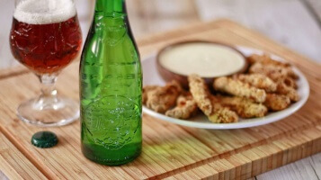 Fingers de pollo con salsa de yogur y mostaza para un crujiente aperitivo